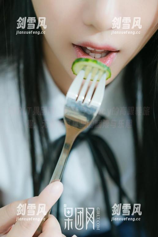 GIRLT果团网 - 何梦兮Stacy的高跟鞋旅程：无圣光写真里的翻滚与乐趣