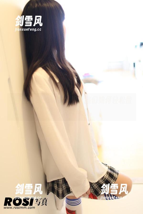 打开ROSI的写真，看女孩们如何轻松散发迷人的气质。