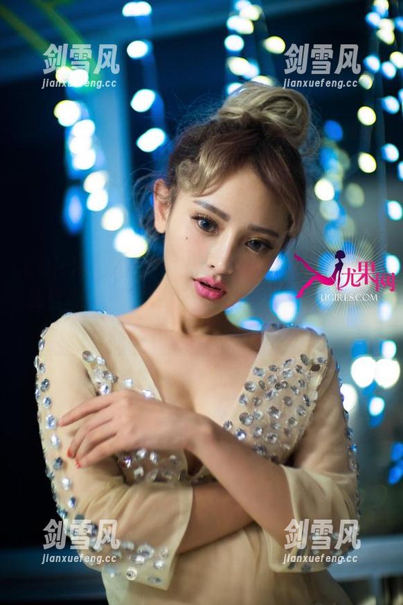 UGirls尤果网 - 温鈊怡长腿的写真真让人想自嘲一番，难道美腿就是这照片的全部夺目之处吗？