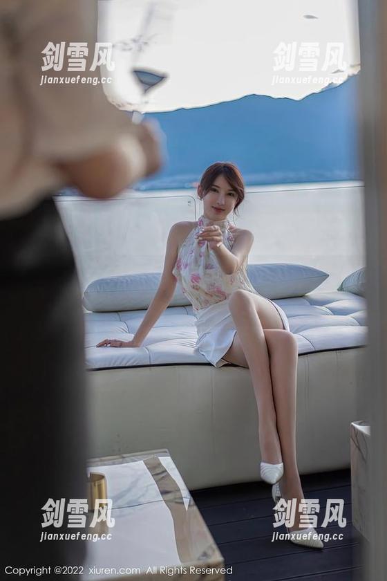 Xiuren秀人网 - 小兔纯纯连衣裙大公开：画面里有我羡慕的眼光