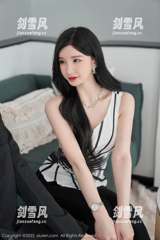 Xiuren秀人网 - 汐汐爱吃草莓生怕你们看不出JK的原图，这次直接给你们瞧瞧她的作品！
