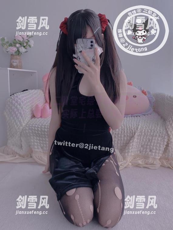 原图来啦！二阶堂宅绘子的高跟鞋对比：理论上优雅，实际上总要与地面亲密接触！