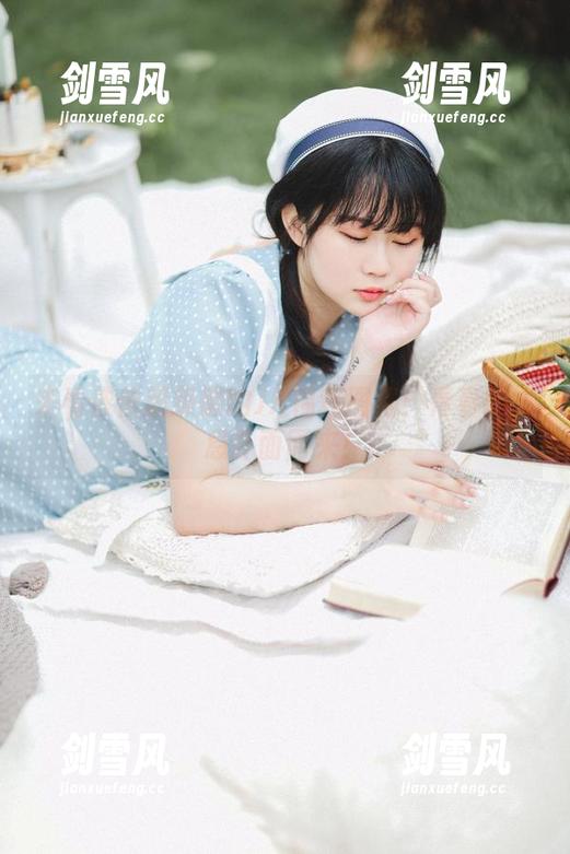 来看依依超级懒的JK福利图集：青春的气息扑面而来！