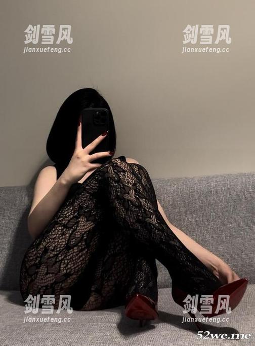 微密圈 - 在镜子里的保守的二舅妈：图片合集，怼镜的她脑海里在想啥