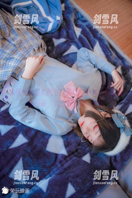 兔玩映画最新图包：制服、腿部，何必费心搭配，反正都值得一看。