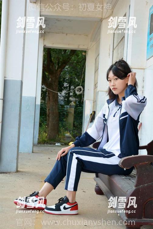 初夏女神-依依 初夏女神 - 新图包来袭!依依在办公室的诱惑:也许居家也能升级?!