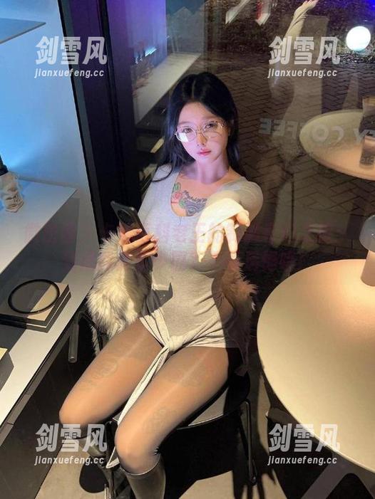 微密圈 - 卡通百科老王的制服奇幻之旅：到底能套多少图？不看后悔哦！