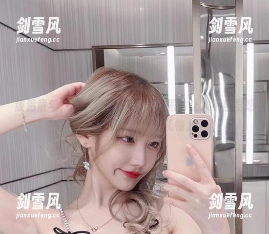 重温童年，啾小妍Deer的圣诞图片让人不自觉想回去问圣诞老人要礼物。