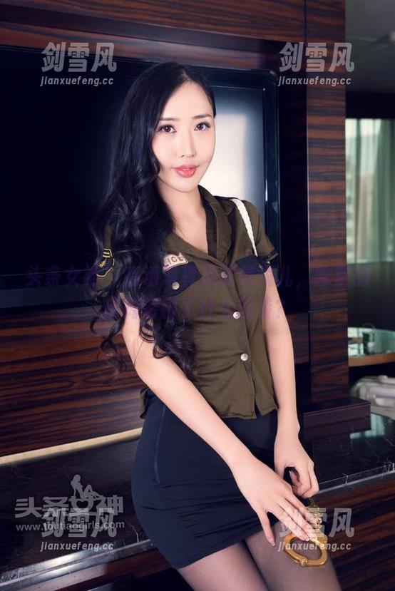 头条女神 - 高清写真里的信悦儿，教室的座椅落脚了什么期待？