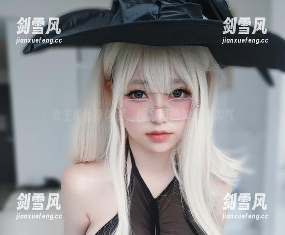 女主K化身修女，图集里的神圣与淘气