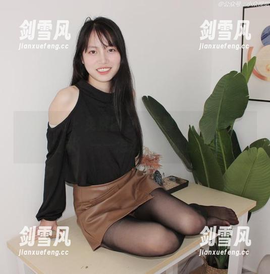 小众视觉 - 免费图包：蓉蓉日常中的‘穿搭炼金术’——怎么在沙发上混得开？