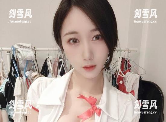 微密圈 - 最新原图：小玉吃果冻的“牛奶肌”，看着就让人想喝一口！