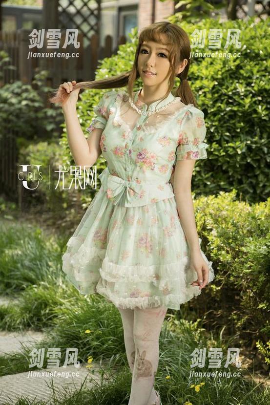 尤果网 - 为你呈现果果的全套女孩作品：在光影里舞动，真有种说不出的柔和和力量。