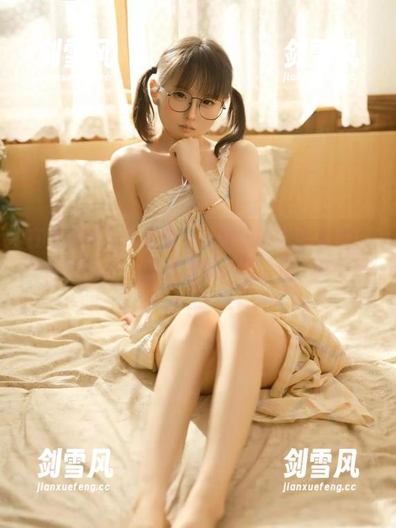 在全套棉袜中徘徊——幼水铃衣的那组忘不掉的图片，怎么说呢，饱含着一种萌感。