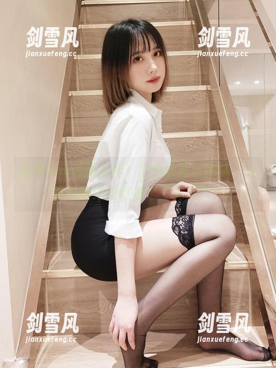 念雪ww最新力作！白色长筒过膝袜，人群中她绝对是那个“亮点”！