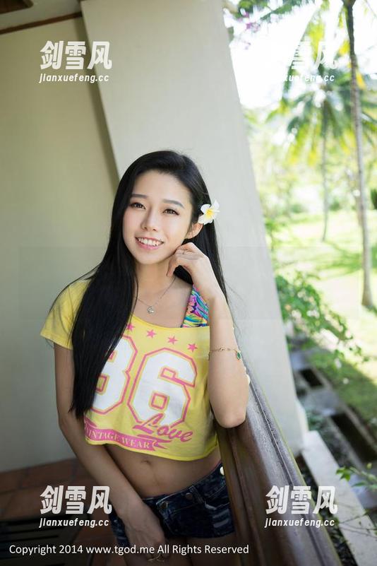 推女神 - 精选施忆佳的红裙瞬间：反光镜里的小心思，藏着什么呢？