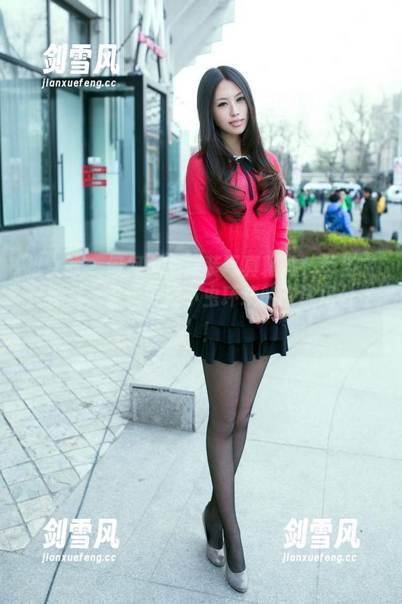 推女郎 - 何何夕的泳装写真精选：每当微风拂过，像极了被小虫环绕的“泳坛公主”！