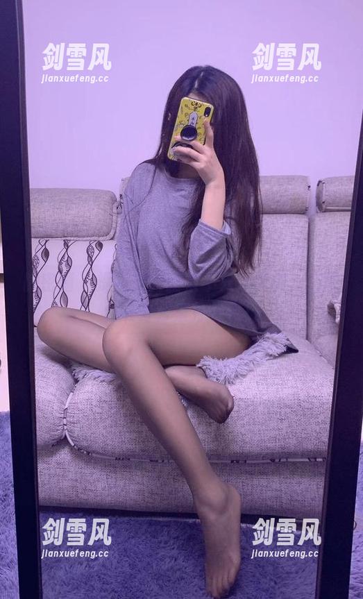 微密圈 - 提袜少女图集不只分享美，还教你在办公室打怪兽！