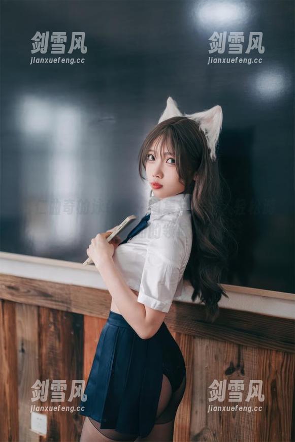 杏仁曲奇的泳装梦：图集与作品，轻松游进未知的领域