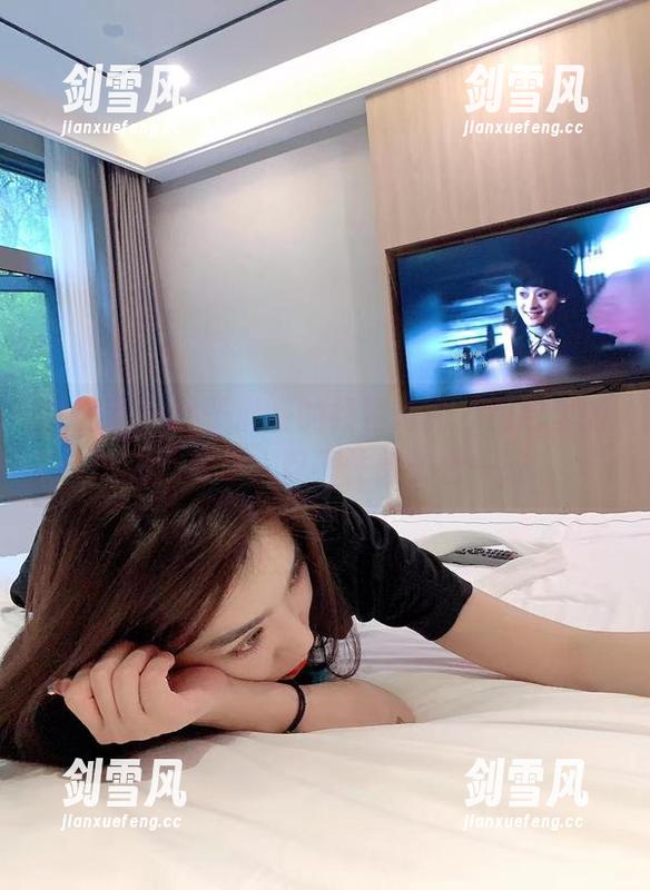 微密圈 - 林子琳喵的红裙写真，图包里的晃荡真让人忍不住想多看一眼