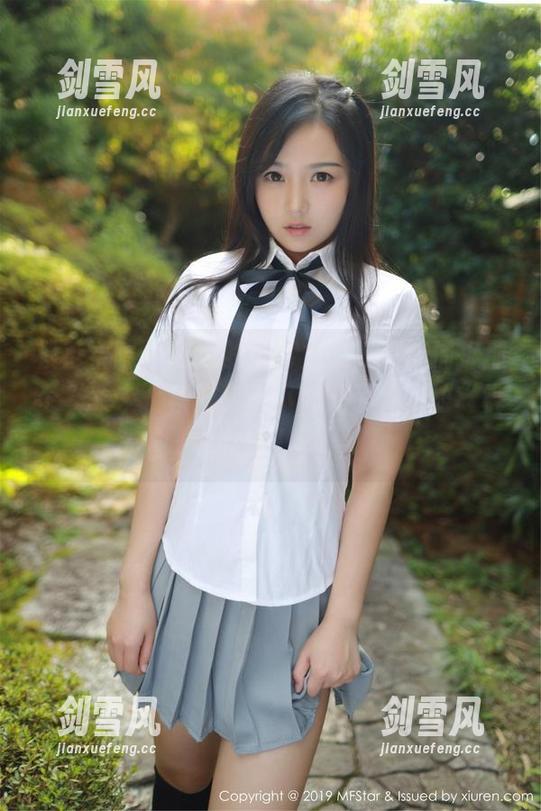 模范学院 - 在线的草莓兔兔，高清捕捉那个“女友”模样，不小心成了大家的“桃花眼”。