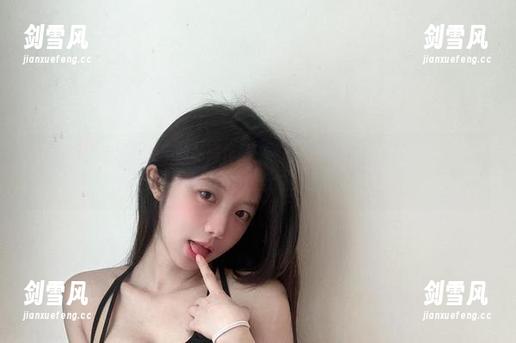 微密圈 - 在火龙果羊的私房作品中，红色连体吊带带来了一点点俏皮的随意感！