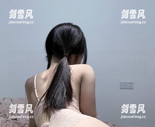 微密圈 - 泳池边的火龙果羊——快去网盘找她的写真！