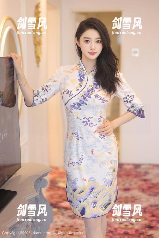 秀人网 - 在图库里遇见桃色奶酪，理想的校服，走近就能下载哦！