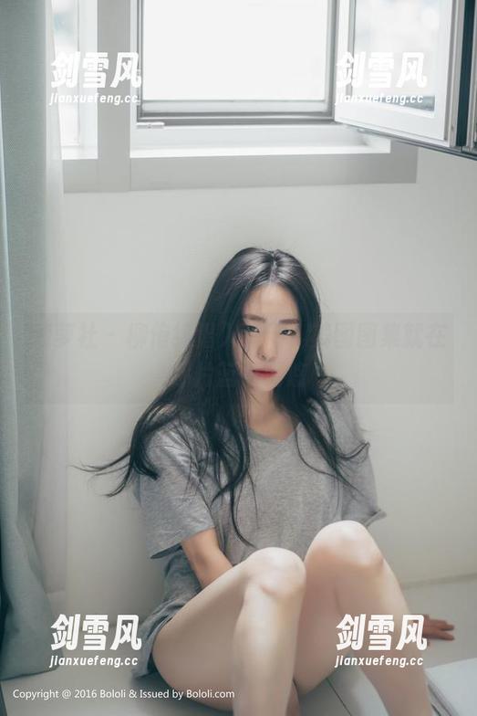 菠萝社 - 柳侑绮潜入海洋，美图图集就在那片蓝中晃悠