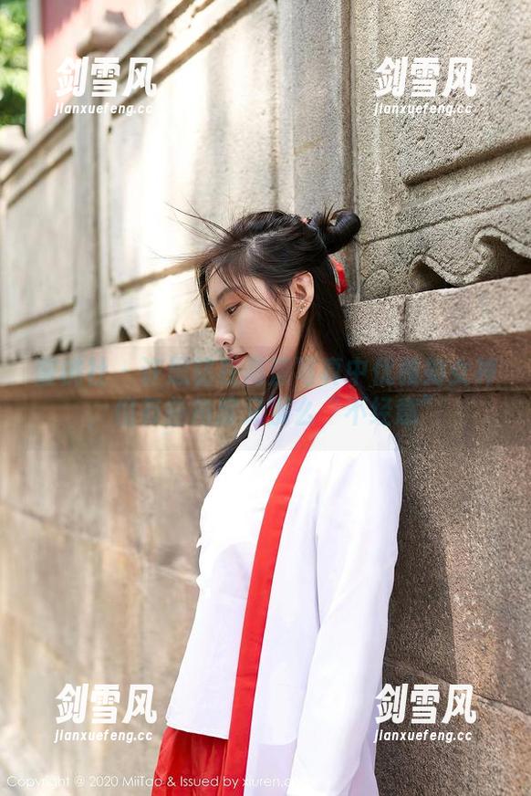 蜜桃社 - 许思铭在高清写真中优雅如女神，但有些角度又那么“不经意”
