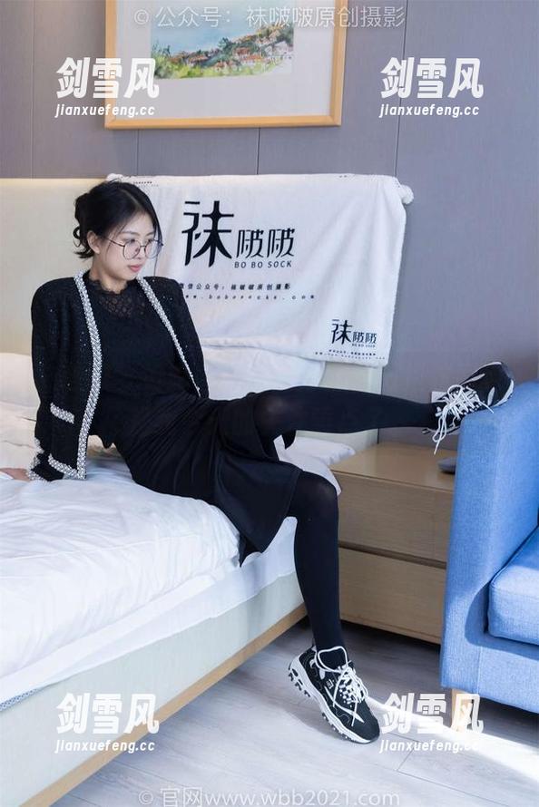 袜啵啵 - 好吧，奶油的厚黑丝五指袜图包是我今天的关注重点了。