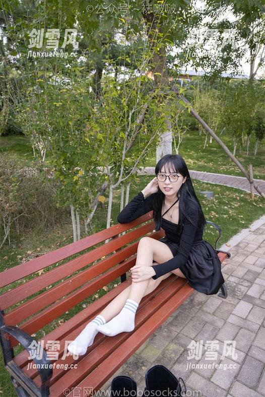 袜啵啵 - 闪耀登场，小甜豆最新写真JK版的轻快灵动。