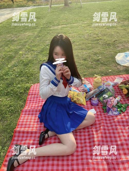 微密圈 - 软妹小九九：在黑丝的包围中，户外变成了美图演绎场