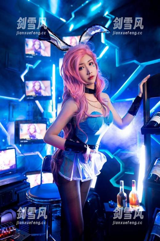阮邑Fairy把花嫁的衣服穿得宛如仙女，自己坐在一旁边更新一边想何时能被接走！
