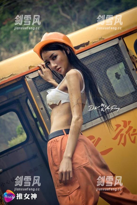 青豆客 - 我这一瞥，王婉悠Queen的油亮套图好像披上了光环，只想捏一把！