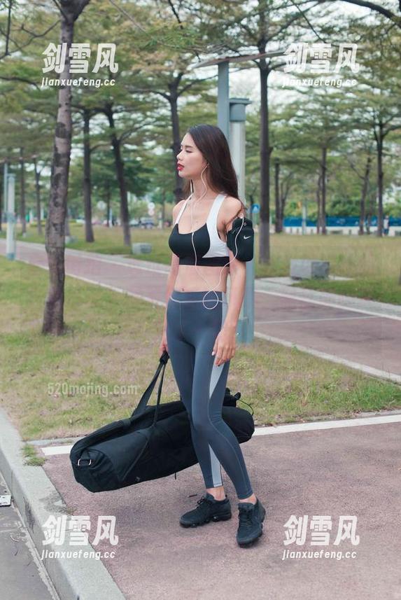 魔镜街拍 - 透过高清图集，才发现婷婷的白色吊带下藏着何等的风景，黑丝美腿决定了一切！