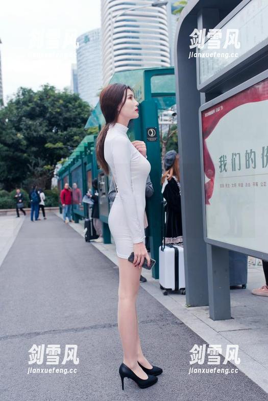 魔镜街拍精选图库：看，那位粉衣瑜伽裤小姐姐，她在街头完成beautyandthesokeymission！